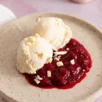 Vanilleeis mit heissen Himbeeren