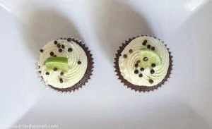 Zwei Limetten Cupcakes auf einem weißen Teller von oben