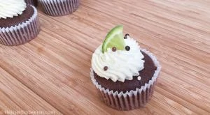 Ein Limetten Cupcake auf einem Holzbrett