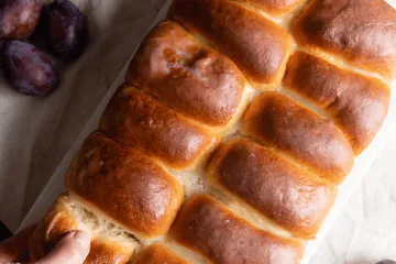 Bayrischen Rohrnudeln mit Zwetschgen – Omas Originalrezept Bayrische Rohrnudeln mit Zwetschgen