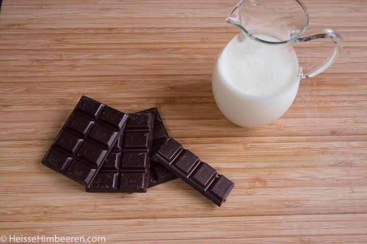 Milch und Schokolade auf dem Tisch