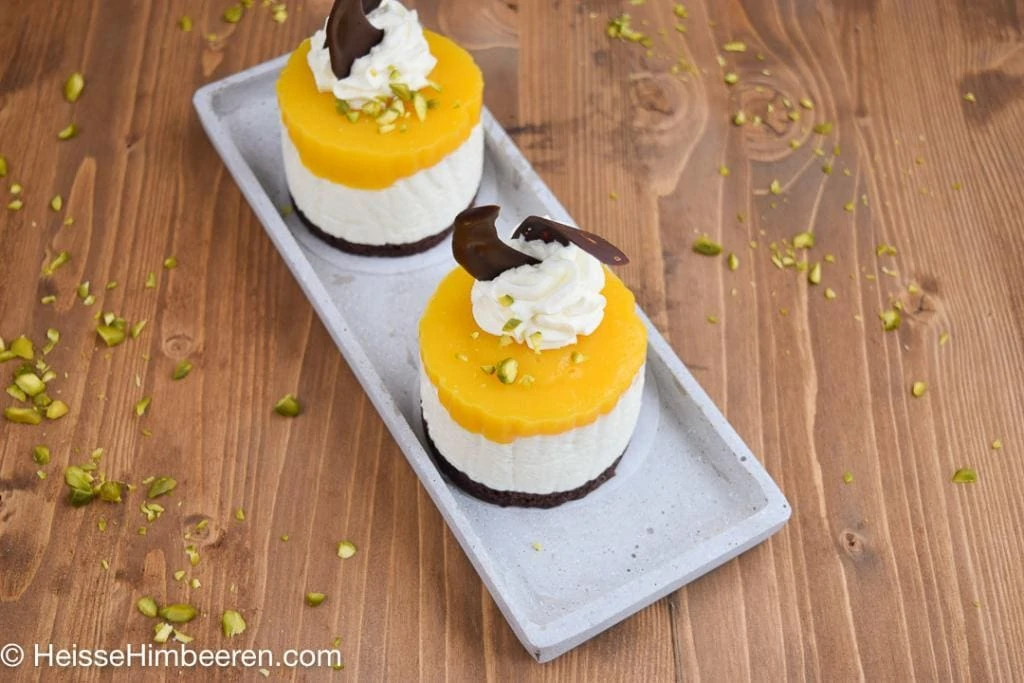 Mango Mini Törtchen im Dessertring auf einem Tisch.