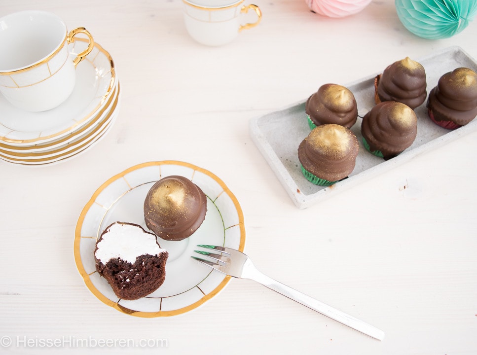 Schokokuss Cupcakes auf einem festlich dekorierten Tisch
