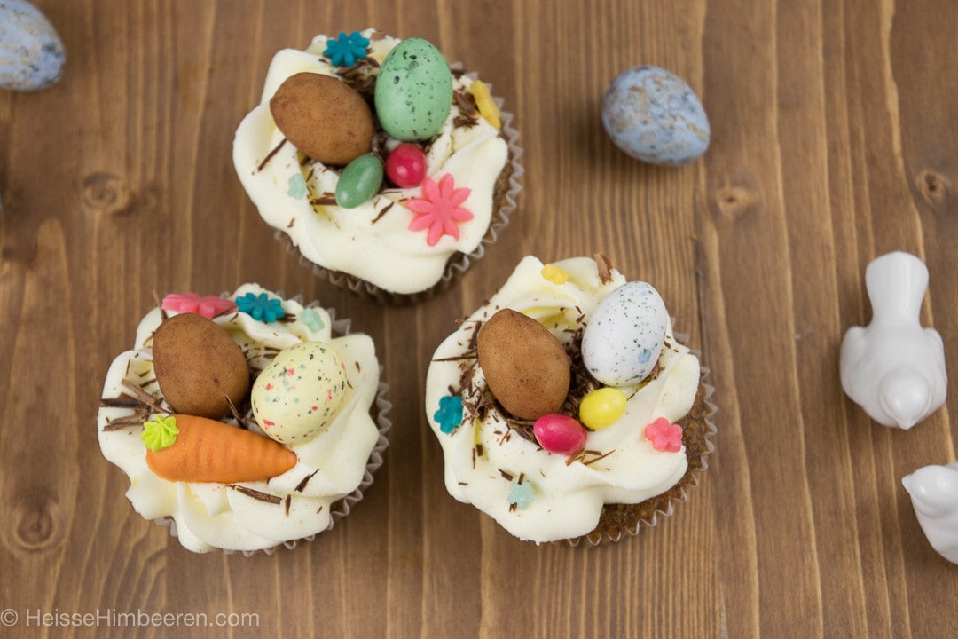 Drei Oster Cupcakes mit Eiern