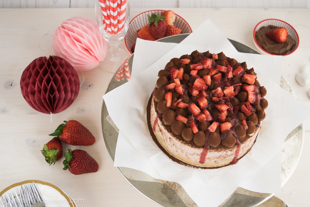 Tiramisu Cheesecake mit Erdbeeren