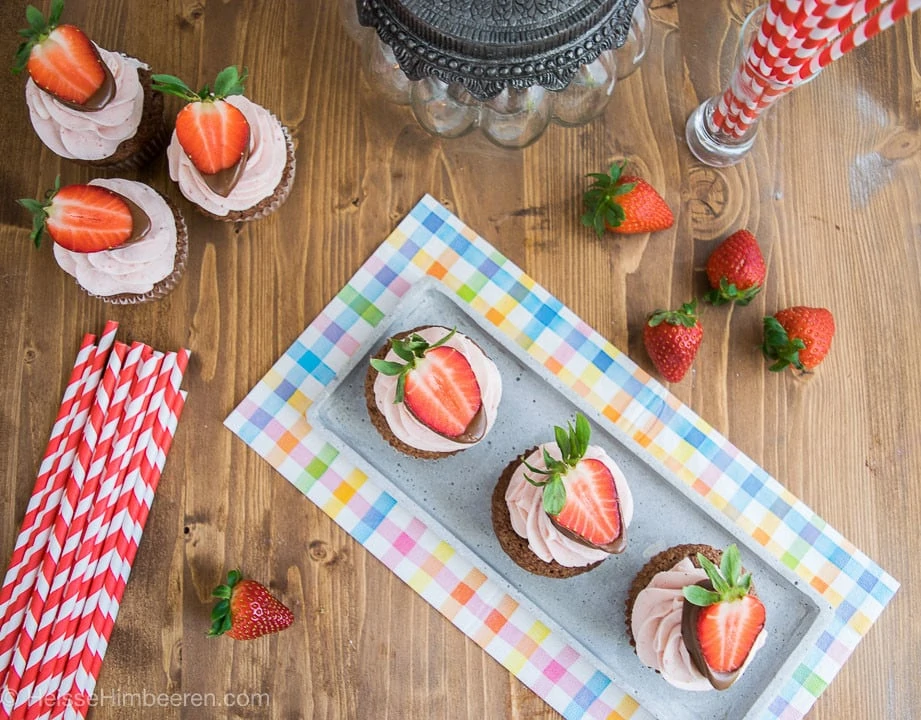 Erdbeer Cupcakes von oben auf einem länglichen Teller
