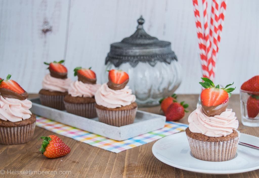 Sommerliche Cupcakes mit Nougat &amp; Erdbeer Frischkäse Creme