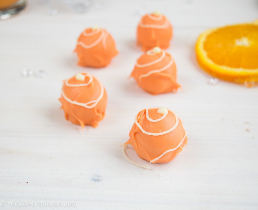 Campari Orange Pralinen auf einem weißen Untergrund