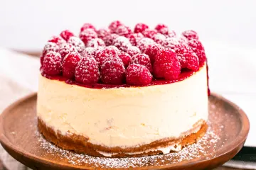 Cheesecake mit Himbeeren – cremiger New York Cheesecake mit fruchtigem Himbeerspiegel New York Cheesecake mit Himbeeren