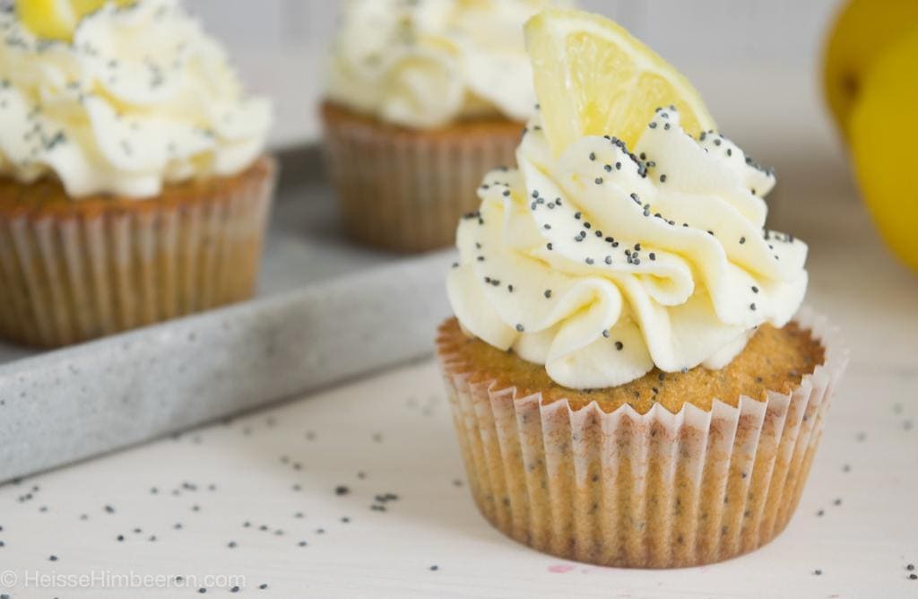 Fruchtige Zitronen Cupcakes mit knackigem Mohn in 30 Minuten