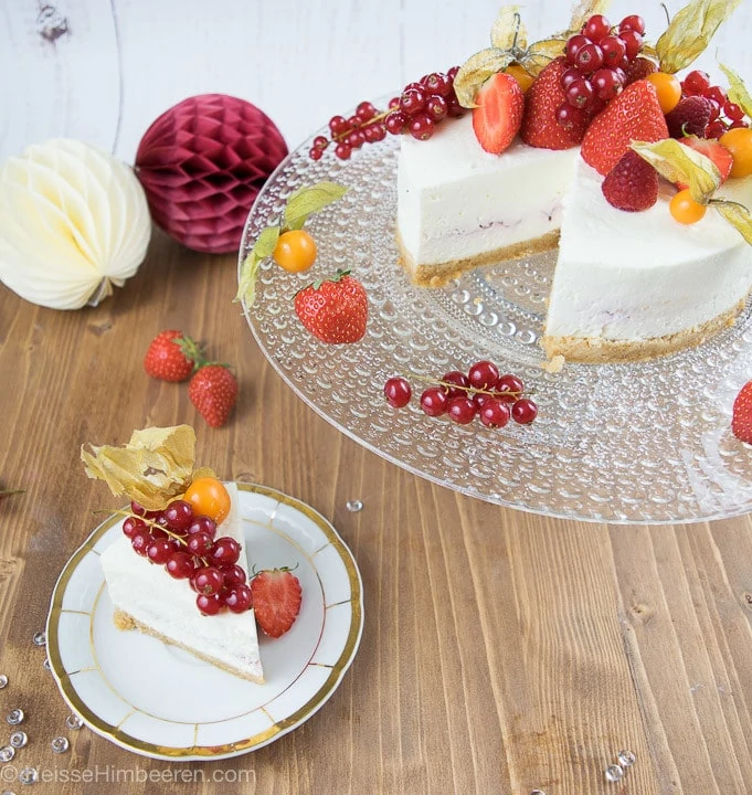 Ein No bake Cheesecake ganz in weiß. Nur die Früchte auf dem Kuchen strahlen in der Farbe
