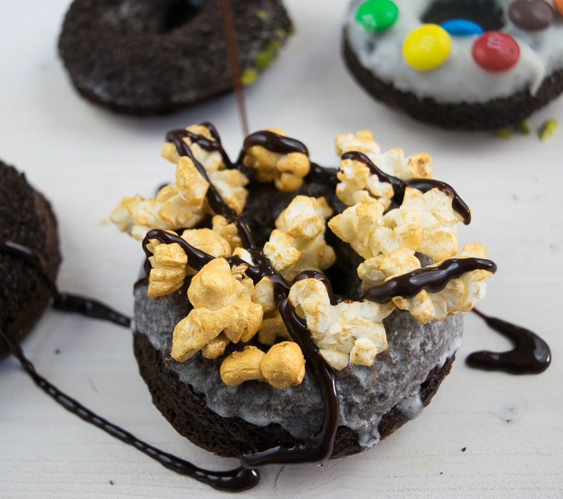 Ein Donut mit Popcorn und Schokoladen Topping