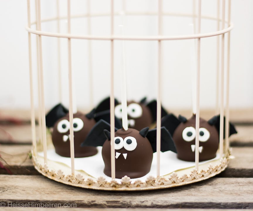 Fledermaus Cake Pops zu Halloween in einem Käfig