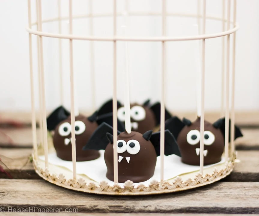 Fledermaus Cake Pops zu Halloween in einem Käfig.