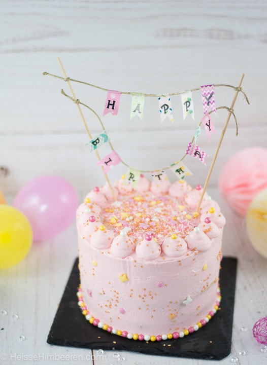 Geburtstagstorte 1 Jahr mit einem Happy Birthday Schriftzug über der Torte