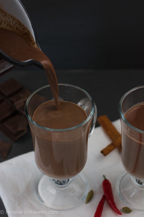 Die selbstgemachte Schokolade wird ins Glas gegeben.