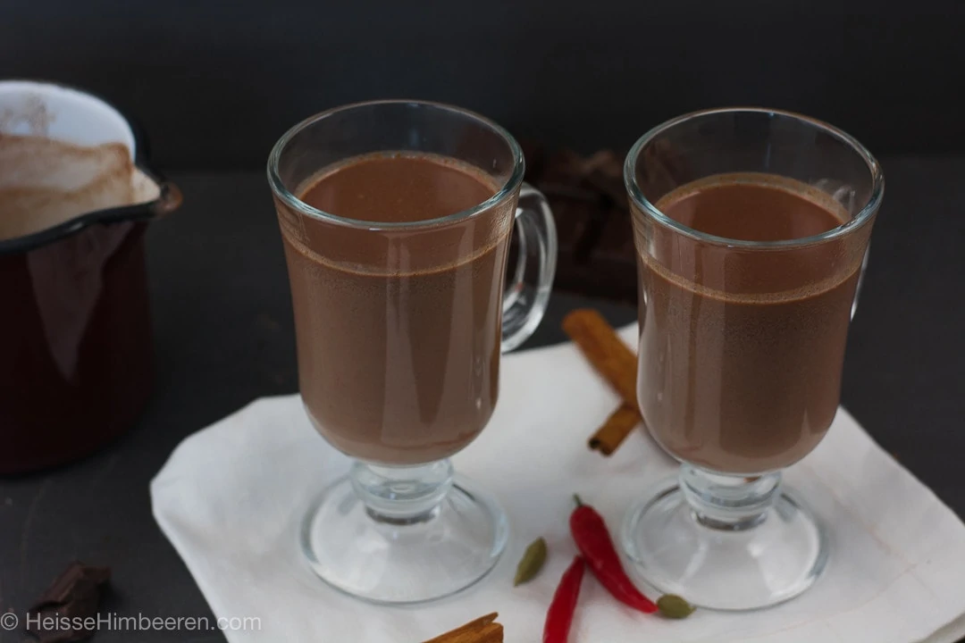 Zwei heiße Schokoladen im Glas zu Weihnachten.