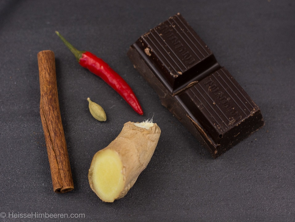 Die Zutaten für die heiße Schokolade mit Gewürzen
