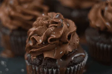 Saftige Schoko Cupcakes mit Salted Caramel Saftige Schoko Cupcakes mit Salted Caramel