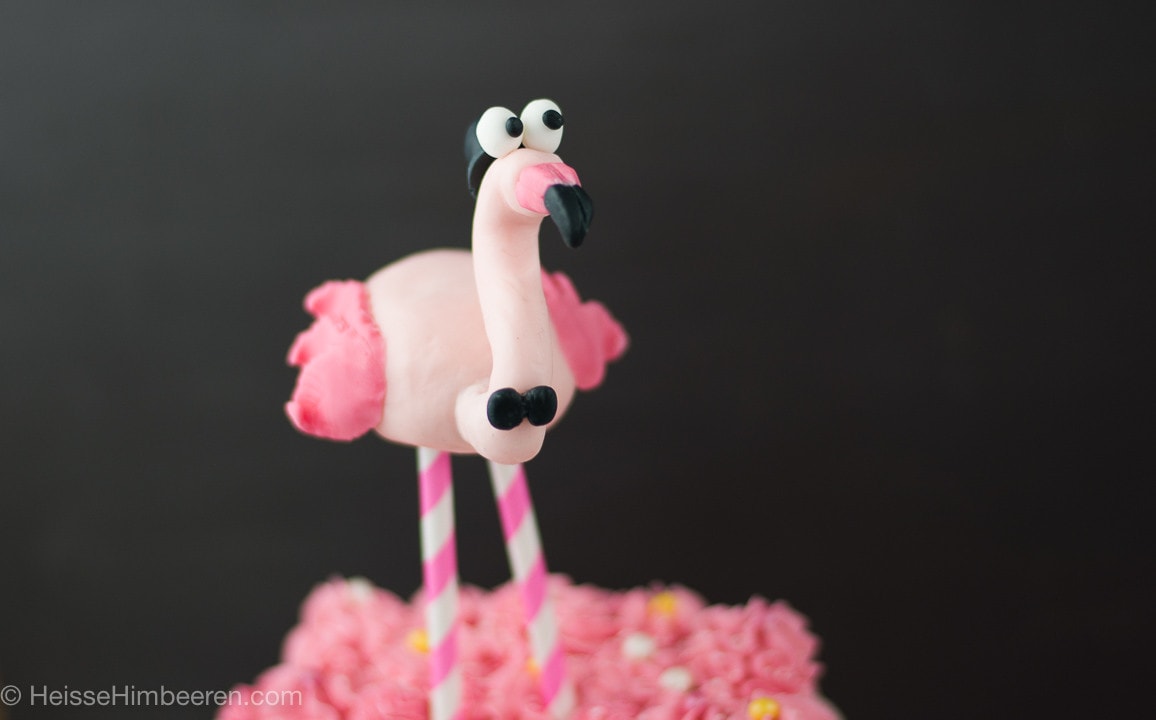 Der Flamingo im Fokus auf der Torte