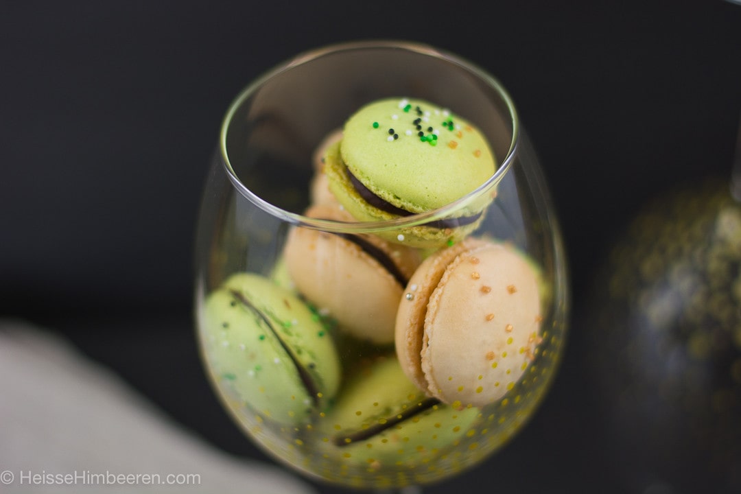 Ein Glas mit St Patricks Day Macarons