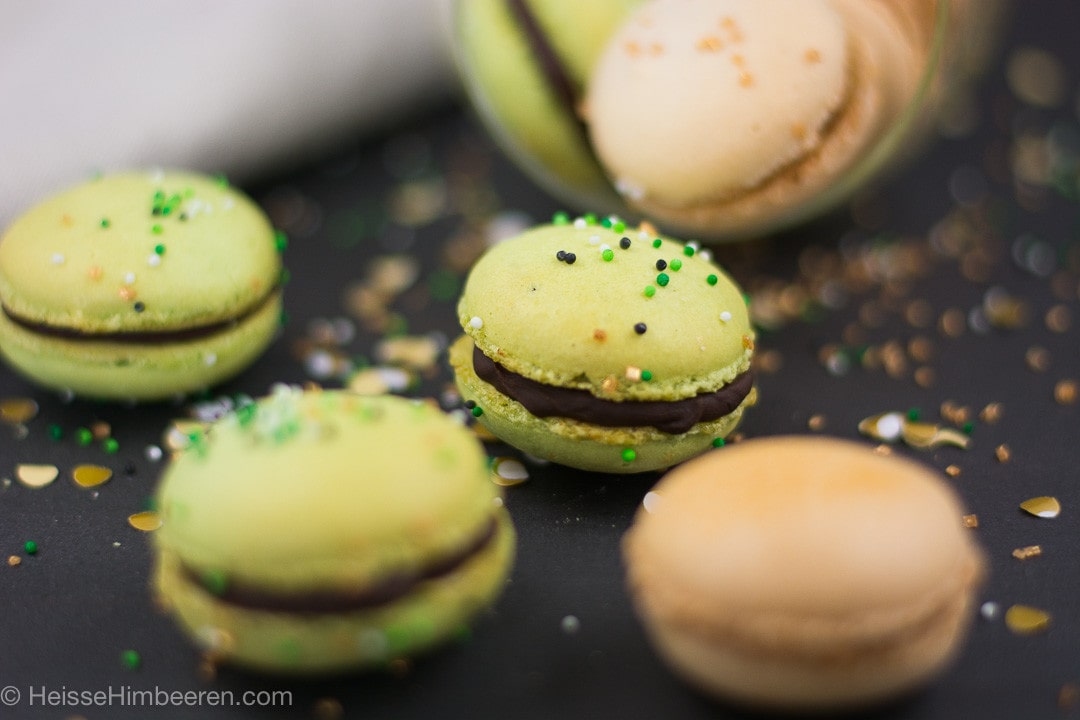 St Patricks Day Macarons mit Gold daneben