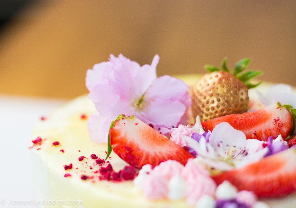 Der Erdbeerkuchen mit Mascarpone in der Nahaufnahme. Die Erdbeeren auf dem Kuchen stehen im Fokus