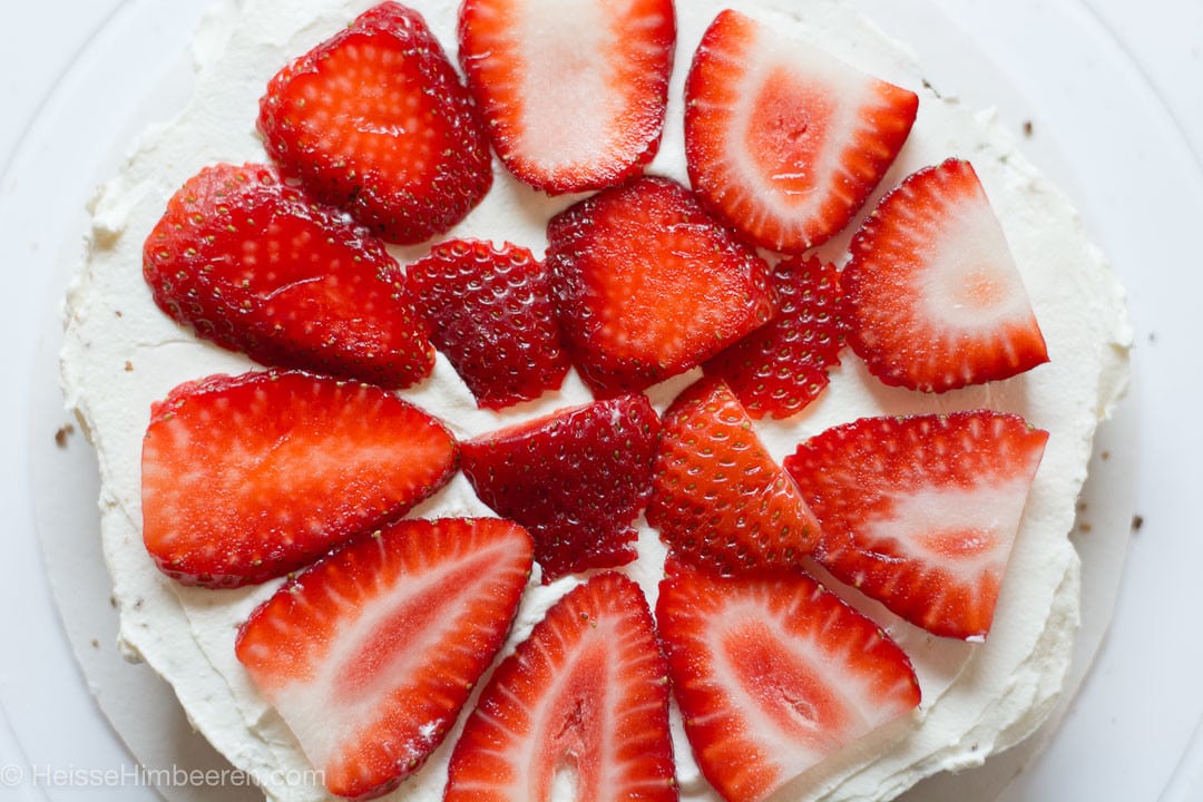Die Erdbeeren werden angerichtet auf einem Kuchenboden