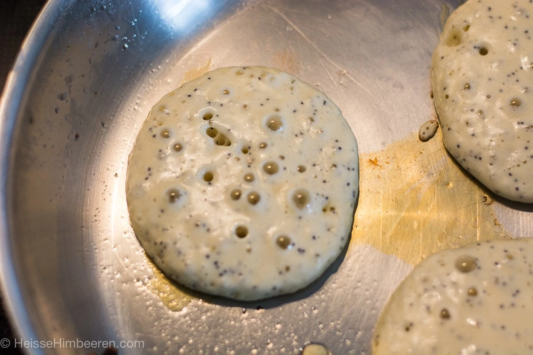 Die Zitronen Pancakes werden in der Pfanne ausgebraten