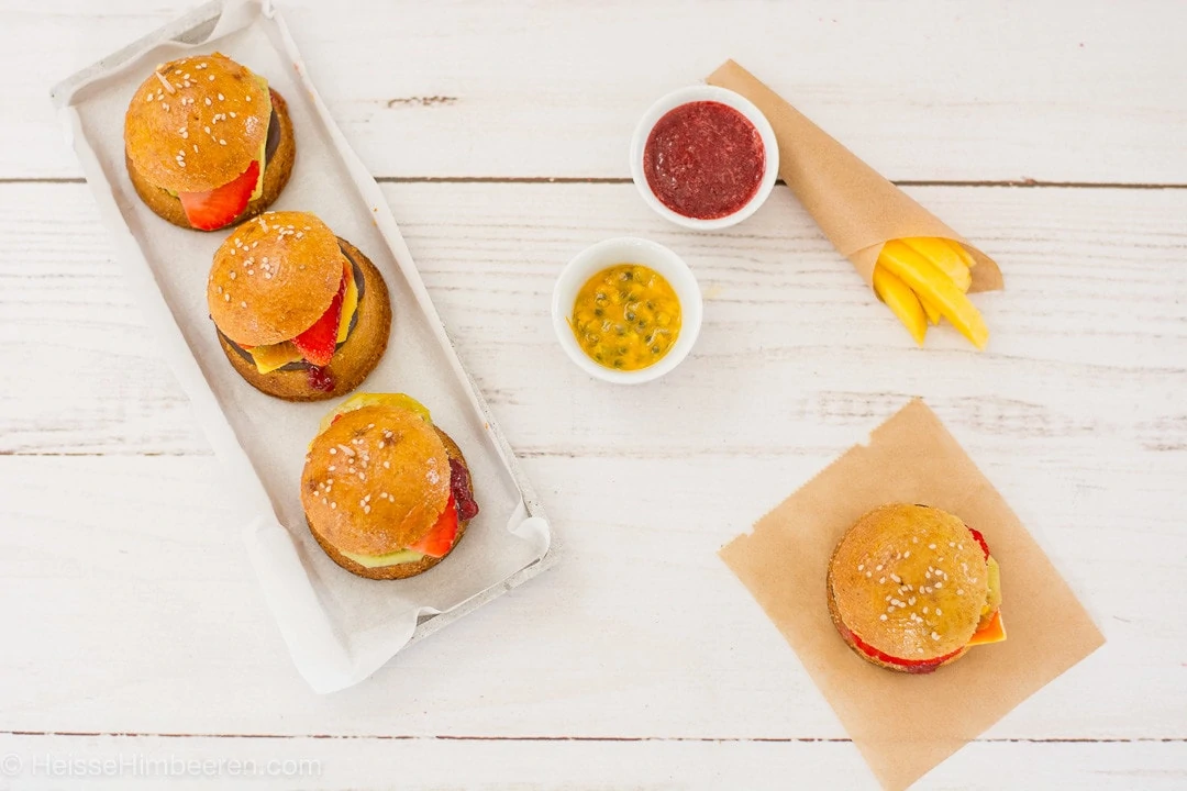 Süße Burger mit Ketchup, Mayo und Pommes aus Früchten