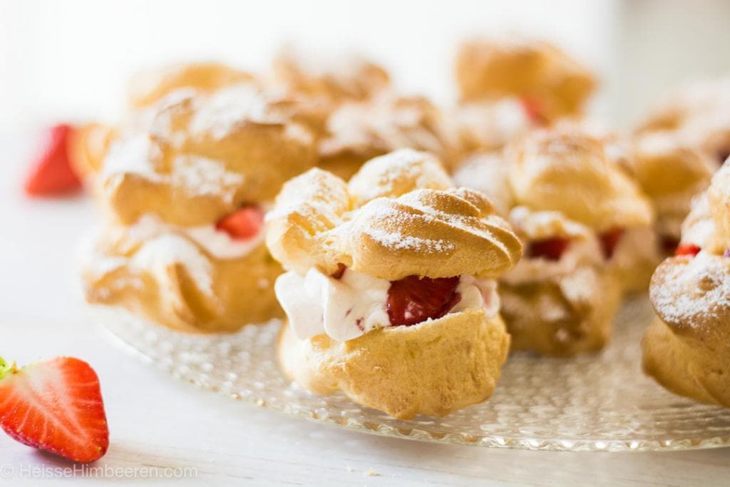 Einfache Windbeutel mit Erdbeeren &amp; Sahne aus nur 10 Zutaten