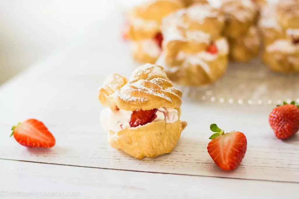 Einfache Windbeutel mit Erdbeeren &amp; Sahne aus nur 10 Zutaten