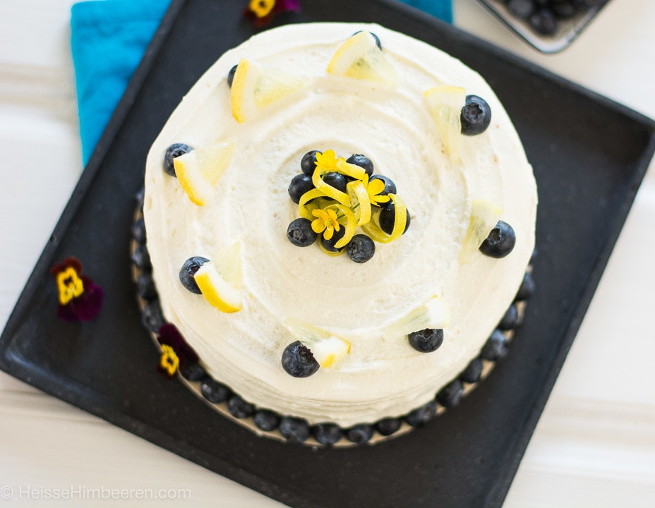 Eine Torte dekoriert mit Zitronenscheiben und Blaubeeren