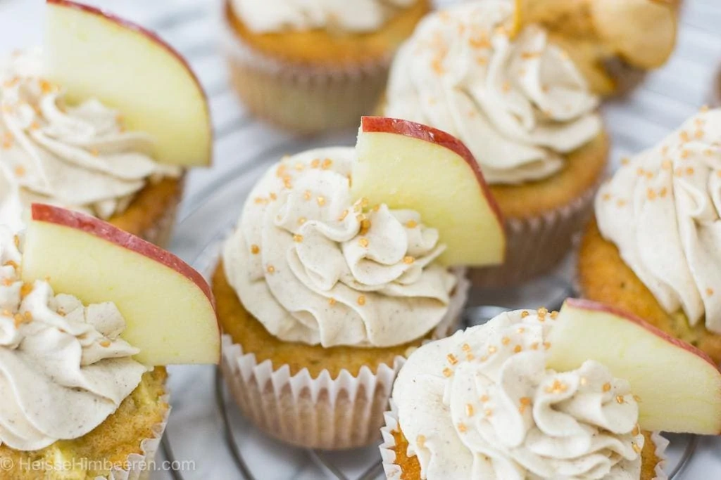 Süßes Fingerfood sind auch diese  Apfel-Zimt-Cupcakes auf dem Tisch.