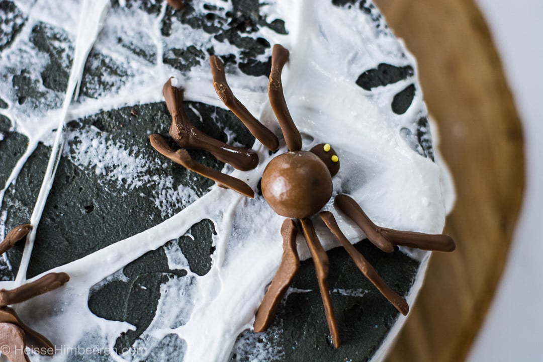 Der gruseligste Halloween Kuchen mit Spinnennetz