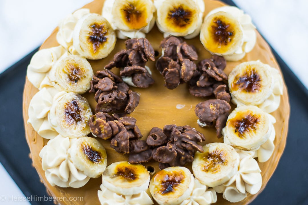 Eine Bananen Torte mit karamelisierten Bananen und Schokosplittern auf der Torte