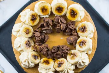 Bananentorte mit karamellisierter weißer Schokolade Bananen Torte mit Karamellisierter weißer Schokolade