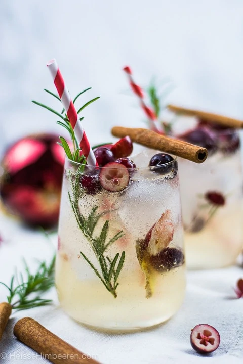 Ein Spicy Christmas Mule, ein Cocktail mit Rosmarin und Ingwer.