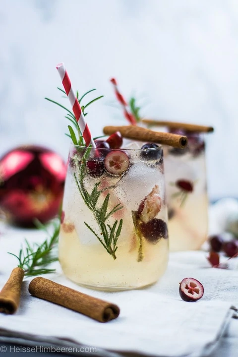 Zwei weihnachtliche Cocktails mit Zimtstangen