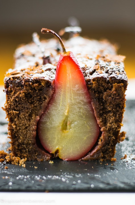 Der Schoko Birnen Kuchen in Kastenform, mit einer angeschnittenen Birne