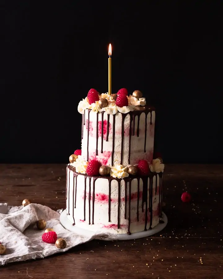 Zweistöckige Torte zum Geburtstag mit Himbeeren und Prosecco
