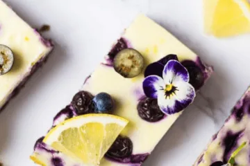 Schneller Zitronen Käsekuchen mit Blaubeeren vom Blech Schneller Käsekuchen mit Blaubeeren