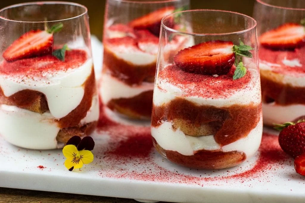 Ein Erdbeer Tiramisu ohne Ei mit Rhabarber in 10 Minuten im Glas, geeignet für viele Personen als Nachtisch.
