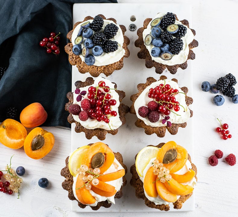 6 Mandelkuchen mit unterschiedlichen Obst