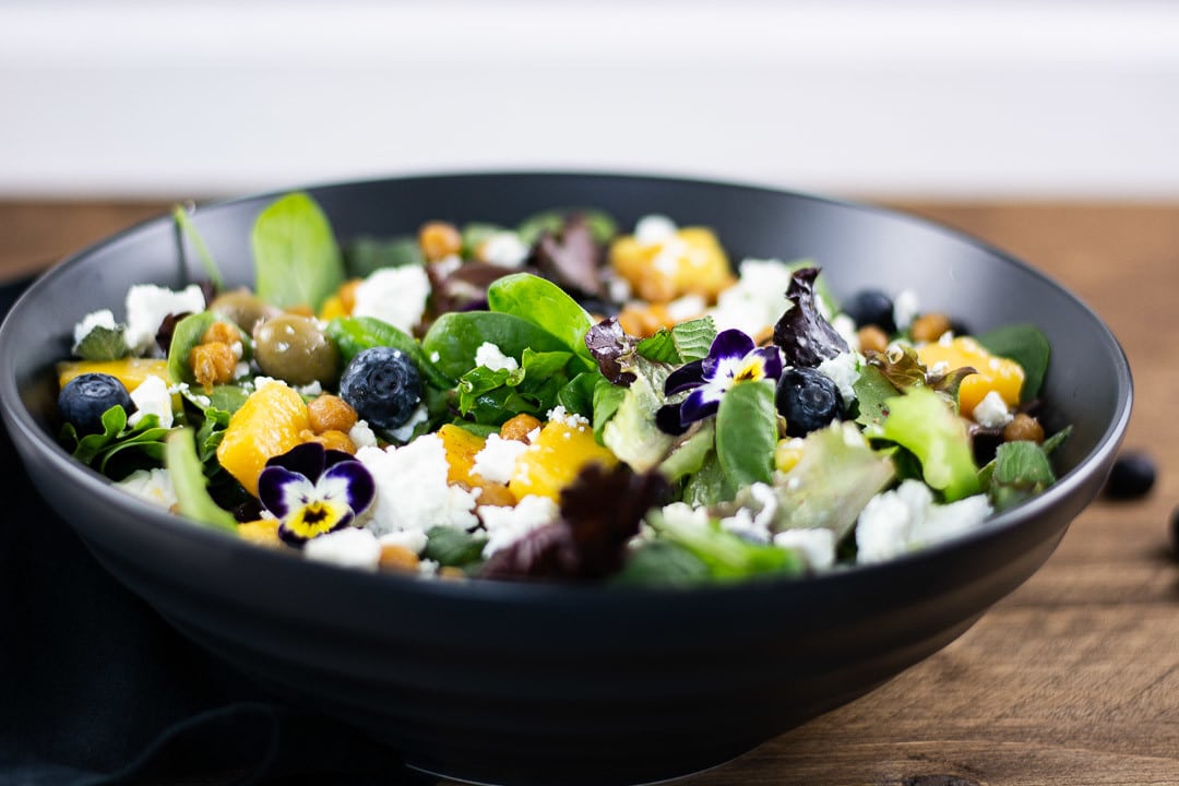Der Orientalischer Salat in einer schwarzen Schüssel auf einem Tisch