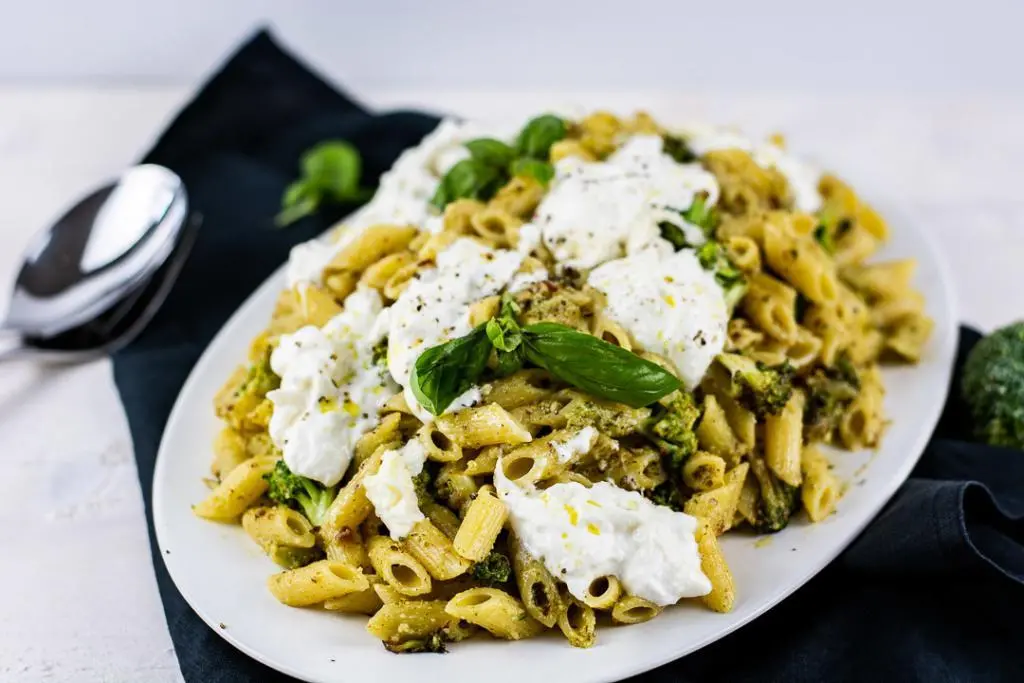 Ein leckeres Nudelgericht Rezept mit Grünem Pesto & Burrata.