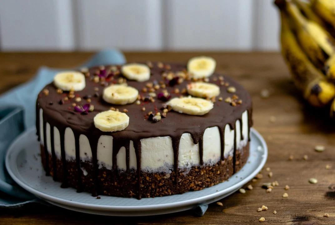 Eine Eistorte mit Schokolade. Auf der Eistorte ist eine Schokoladenschicht und Bananenscheiben