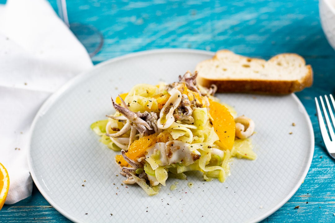 Ein Teller mit Calamari Salat, Fenchel und Orangen