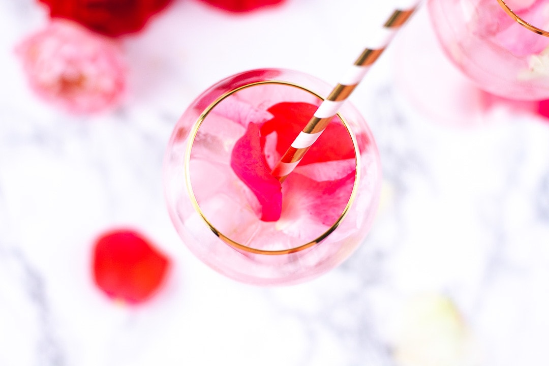 Der Rose Cocktail von oben. Es steht ein goldener Strohhalm aus dem Glas