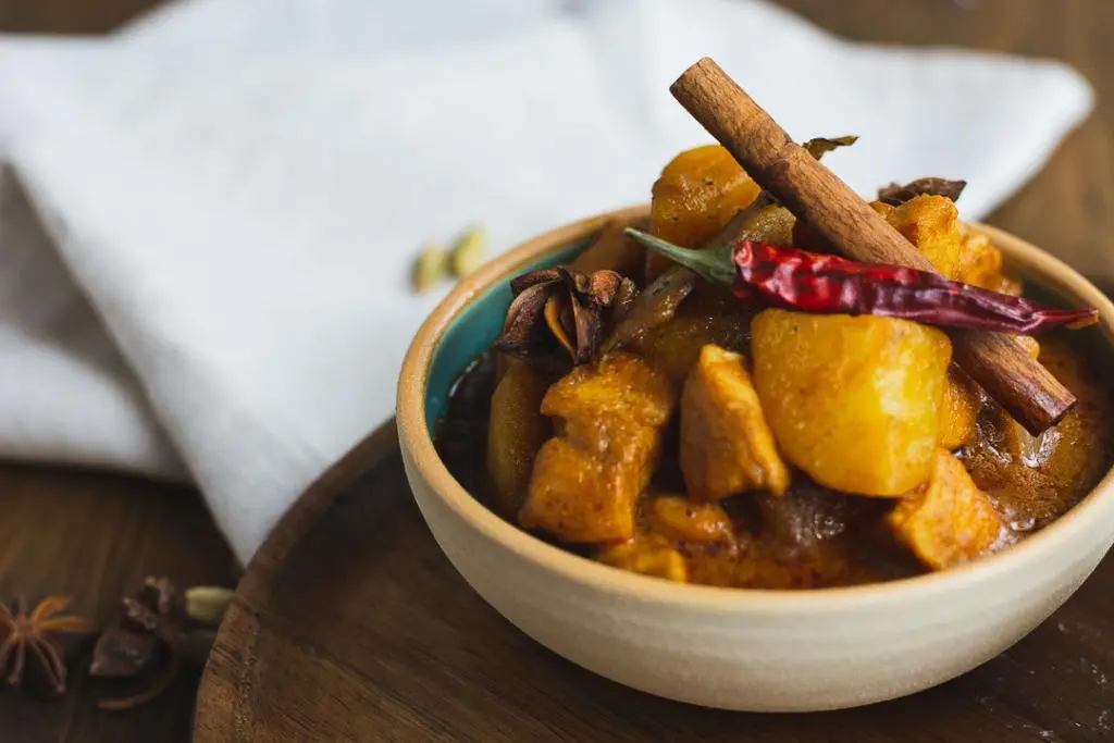 Eine Schale Massaman Curry mit diversen Gewürzen.